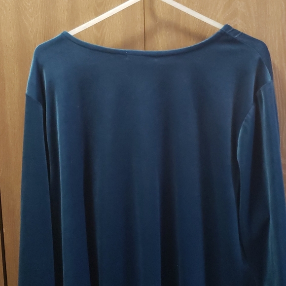 Women's cozy, plush velour top - Picture 2 of 3